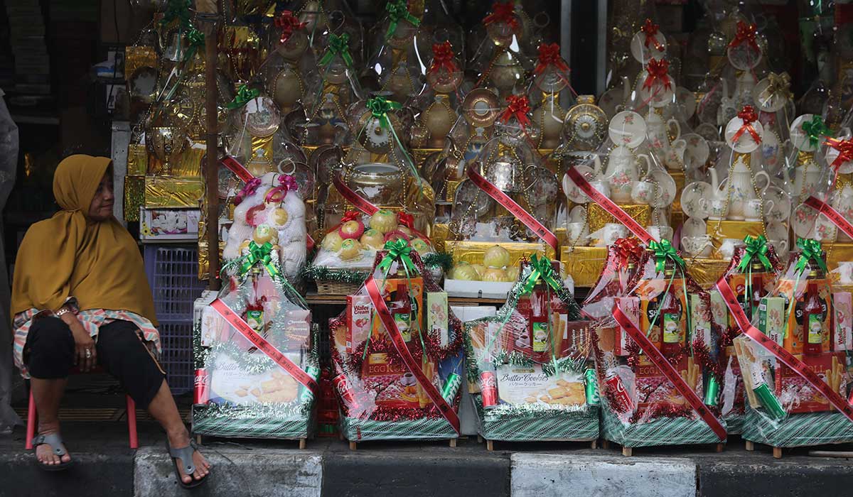 Pedagang menjajakan berbagai jenis parsel lebaran di kawasan Barito, Jakarta Selatan, Selasa (26/3/2024).