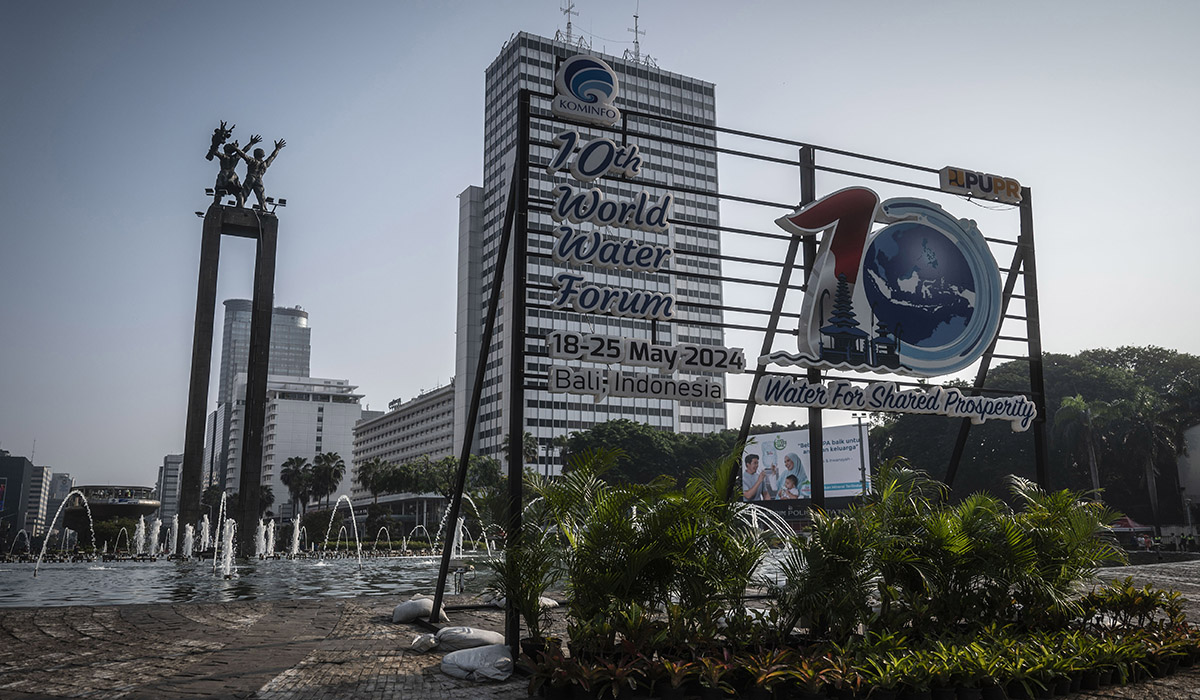 Logo World Water Forum ke-10 2024 terpampang di Bundaran HI, Jakarta, Minggu (24/3).