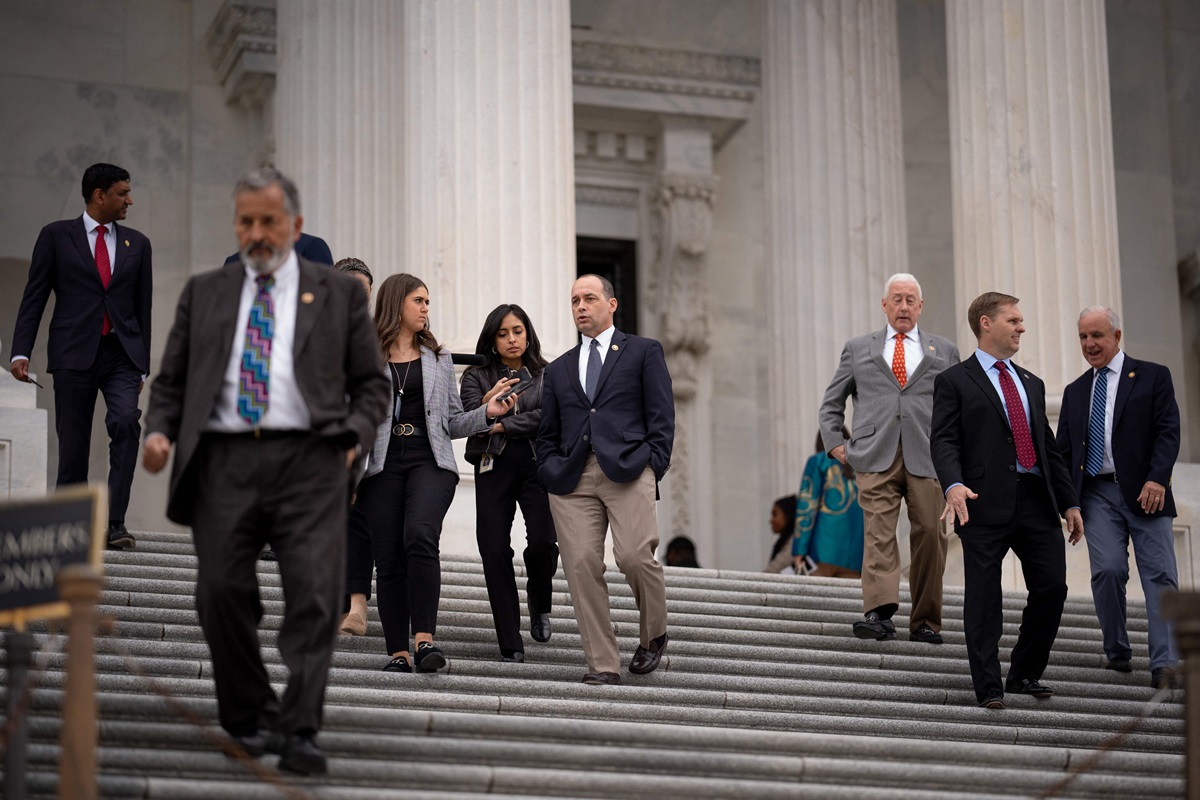 Dewan Perwakilan Rakyat AS akan menggelar pemungutan suara penting mengenai paket bantuan besar untuk Ukraina, Israel, dan Taiwan, Sabtu. 