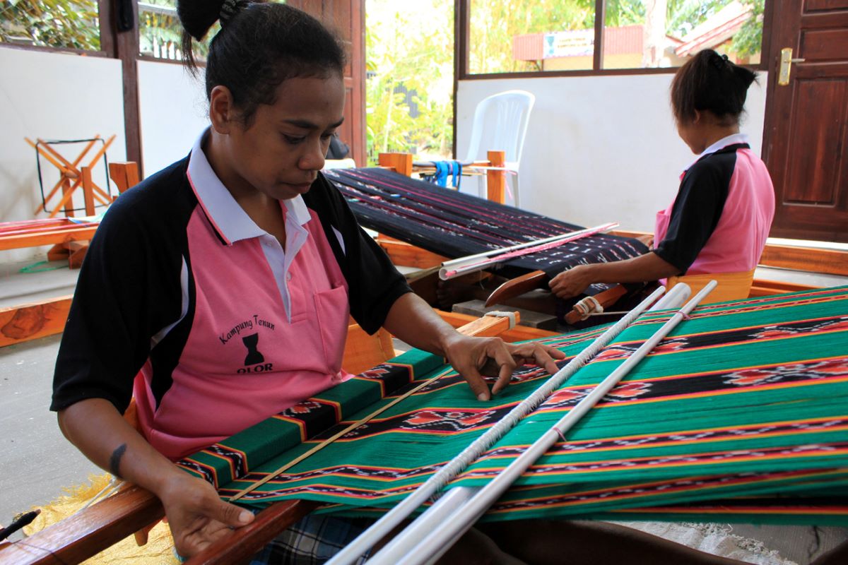  Pekerja menenun kain Alor.