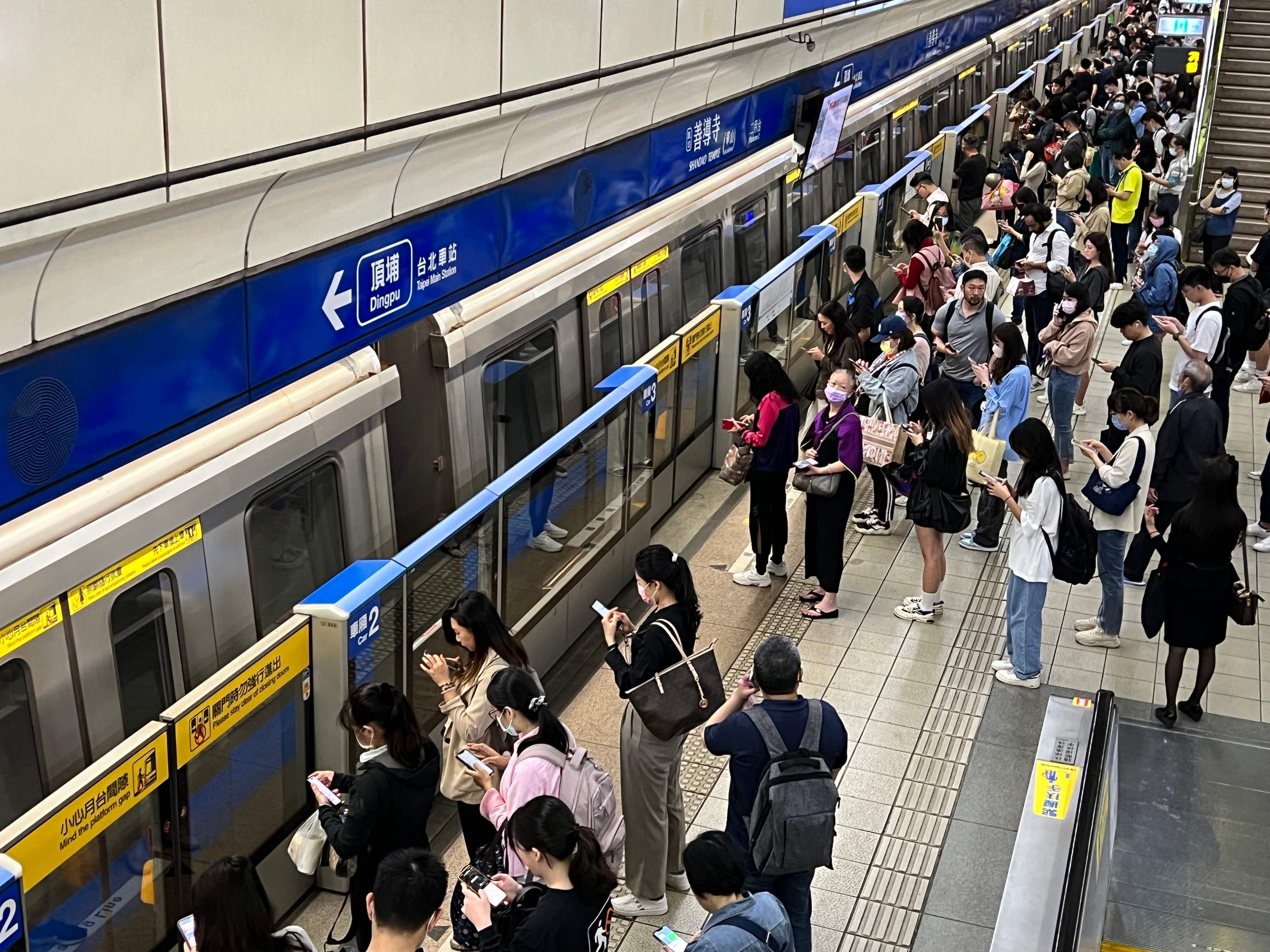 warga di taiwan di stasiun MRT pascagempa