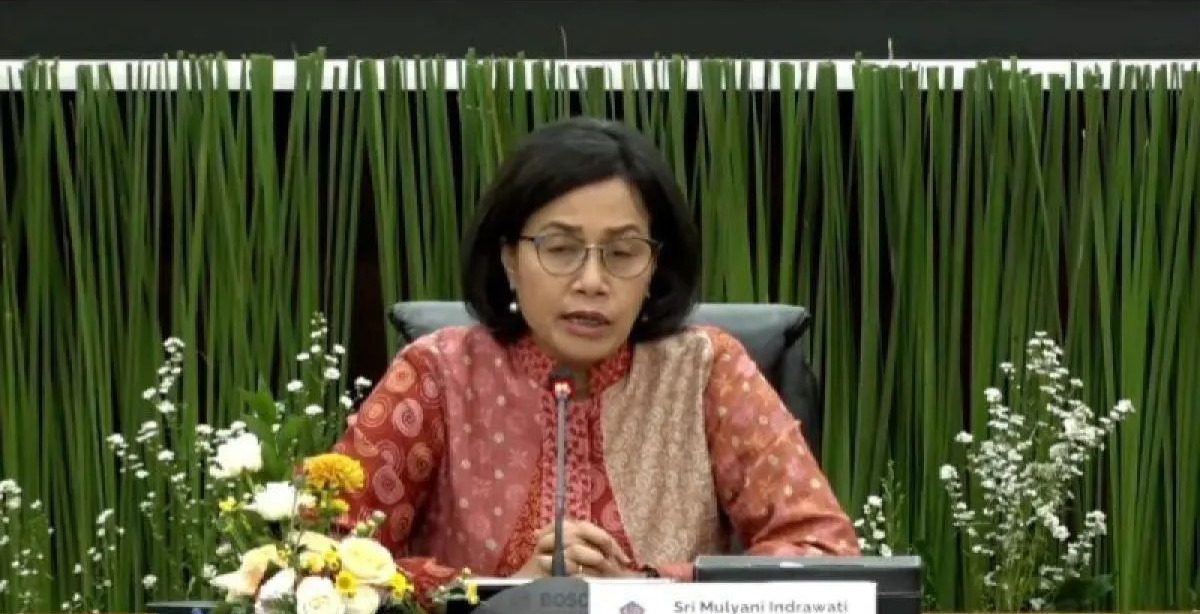 Menteri Keuangan Sri Mulyani Indrawati memberikan pemaparan saat konferensi pers THR dan gaji ke-13 untuk ASN di Jakarta, Jumat (15/3).