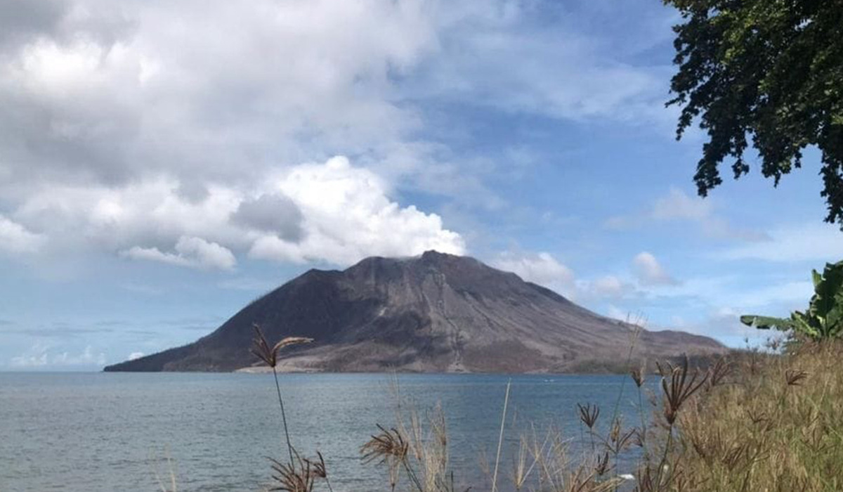Gunung Ruang mengeluarkan asap putih dari permukaan kawahnya di Kabupaten kepulauan Sitaro (Siau Tagulandang Biaro), Sulawesi Utara.