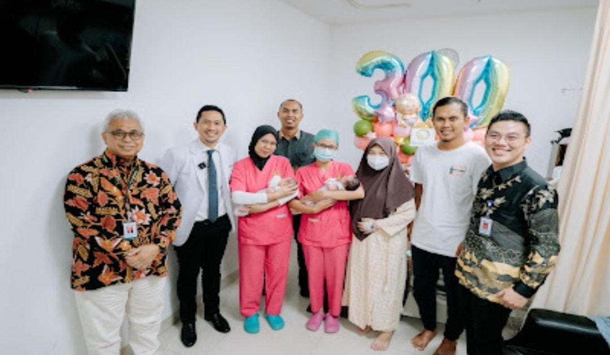 CEO Siloam Hospitals Sriwijaya Andry Sjamsu mengunjungi bayi ke-300 usai proses persalinan didampingi orangtua sang bayi.