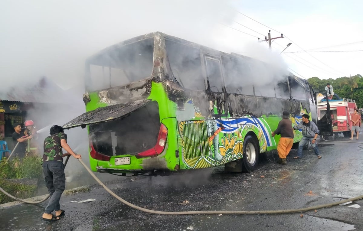 Satu unit bus pariwisata yang mengangkut 42 pelajar dan 6 guru pendamping terbakar di depan gereja GKPS Tigarunggu.