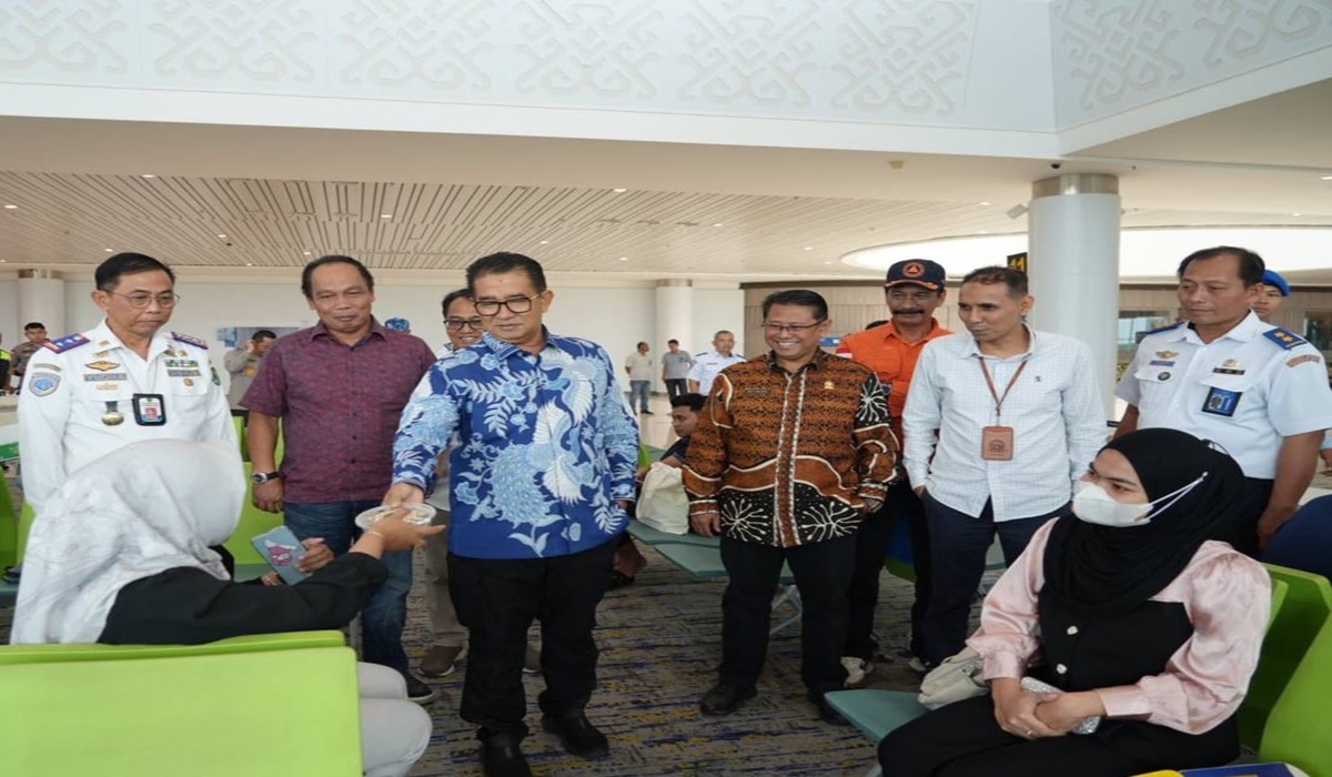 Pj Gubernur Kalimantan Timur Akmal Malik meninjau arus mudik di Bandara Sepinggan di Balikpapan.