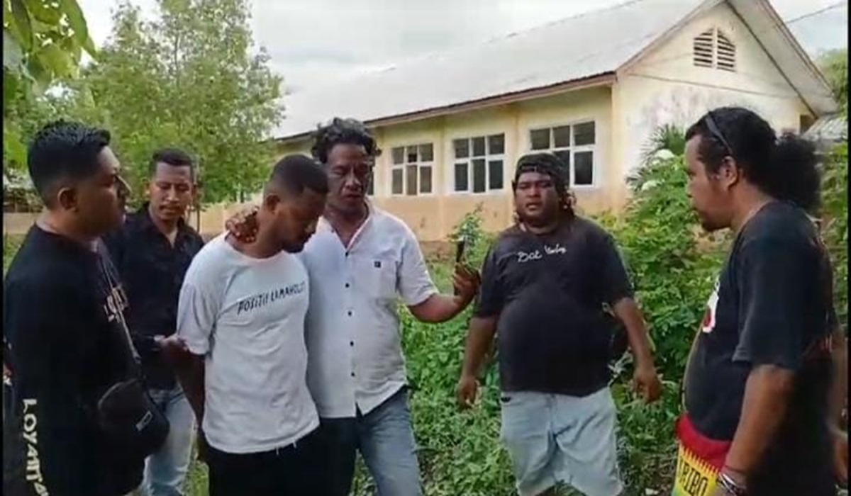 Tim Buser Polres Flores Timur menggiring AO, pelaku penipuan, ke Polres.