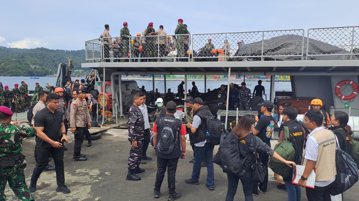 TNI AL menerahkan kapal perang untuk evakuasi dan mengirimkan bantuan pascaerupsi Gunung Ruang di Sulawesi Utara.