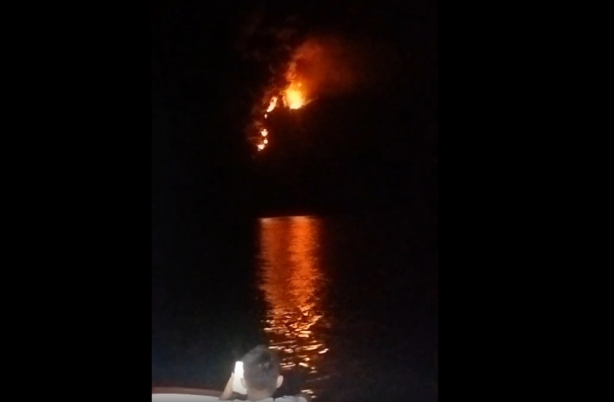 BMKG meminta masyarakat disekitar Gunung Ruang, Sulawesi Selatan waspada potensi tsunami.