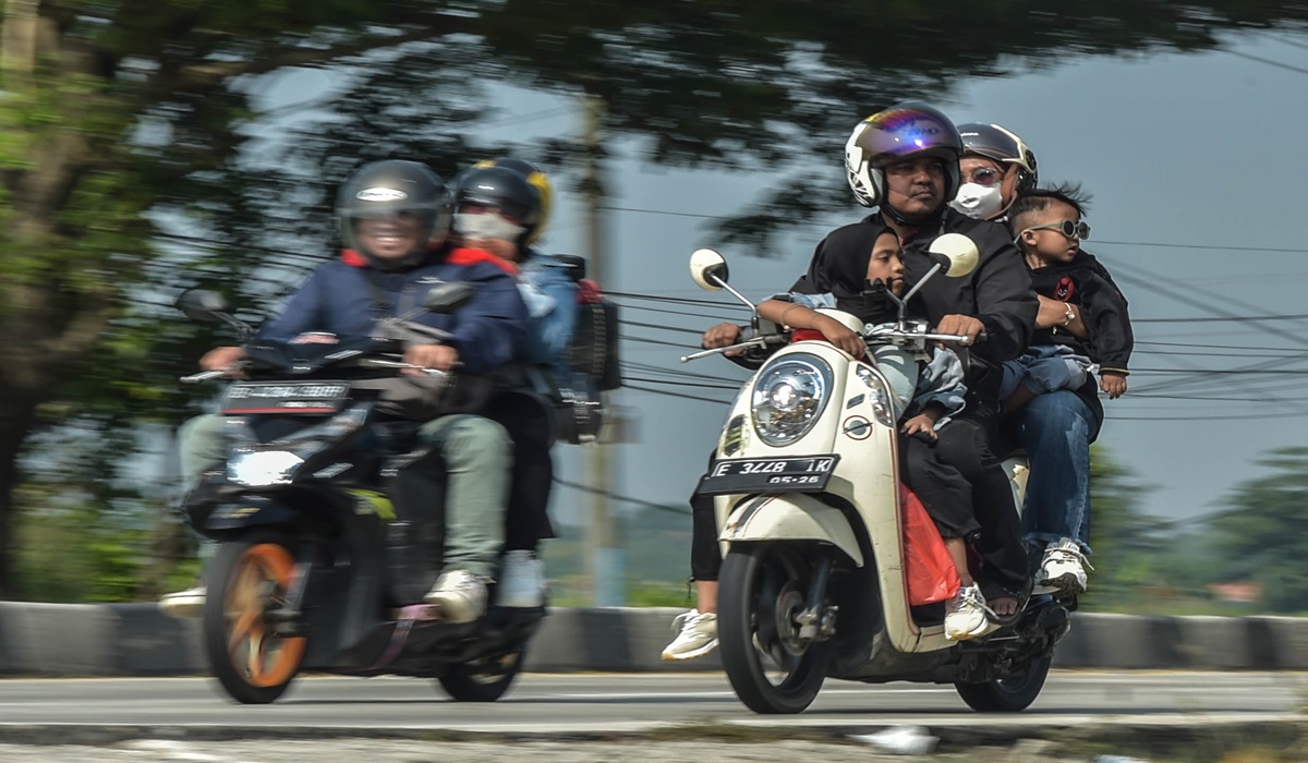 Ilustrasi--Pengendara sepeda motor melintas di Jalan Raya Pantura, Kabupaten Subang, Jawa Barat, Minggu (7/4/2024).