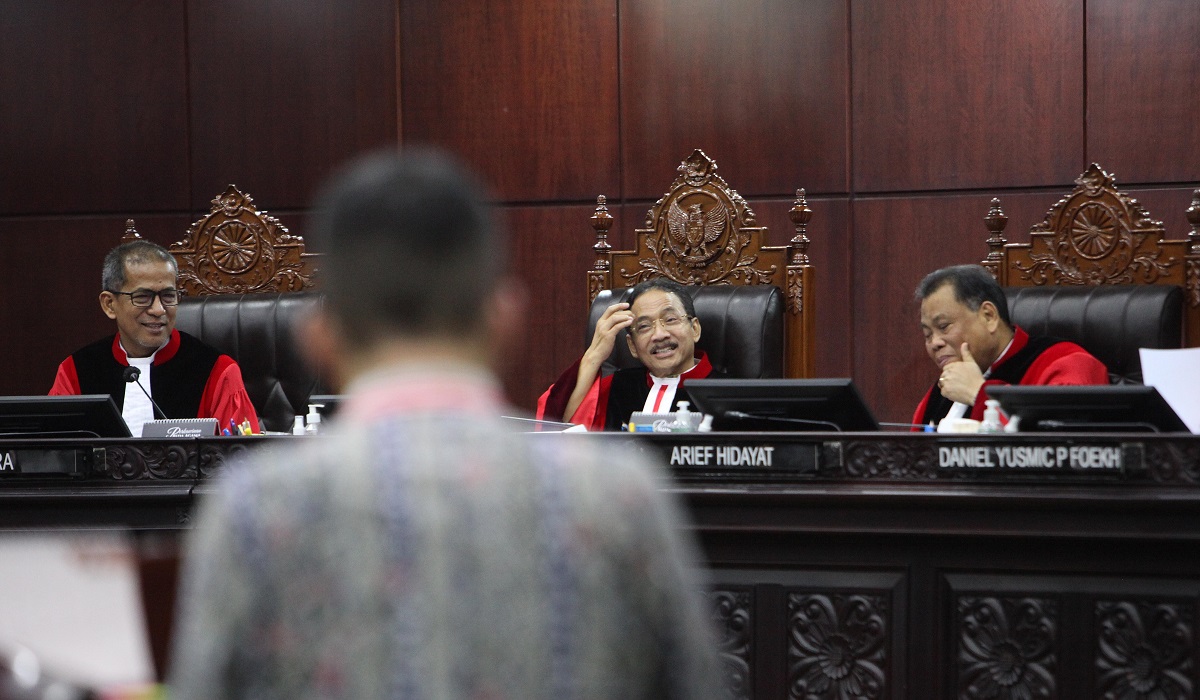 Ketua Mahkamah Konstitusi (MK) Suhartoyo (tengah) didampingi hakim anggota Saldi Isra (kiri) dan Arief Hidayat memimpin sidang PHPU