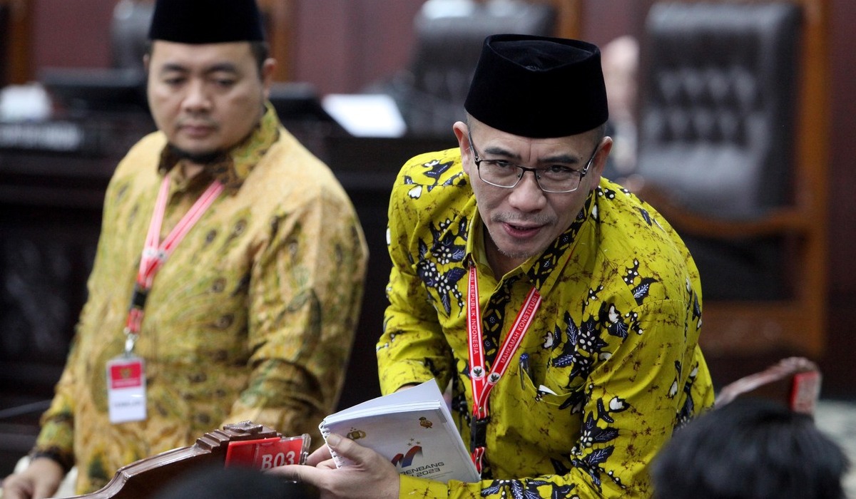 KETUA Komisi Pemilihan Umum (KPU) RI Hasyim Asy'ari (kanan).