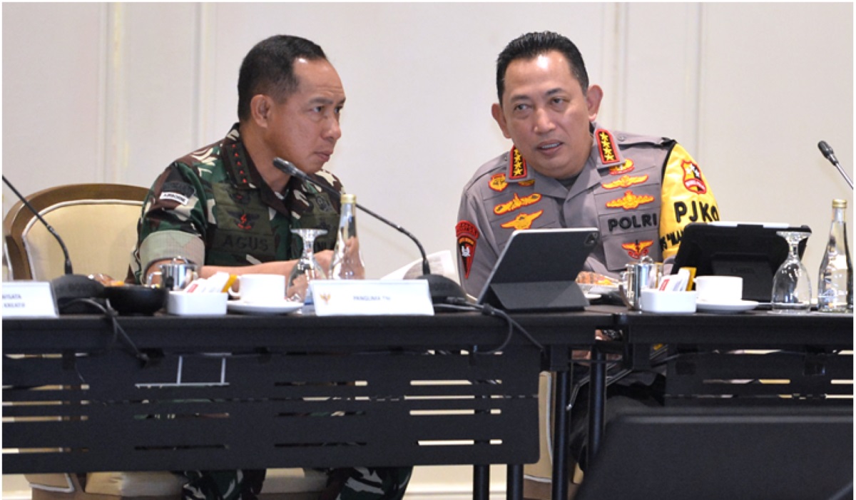 Panglima TNI Jenderal TNI Agus Subiyanto (kiri) dan Kapolri Jenderal Pol Listyo Sigit Prabowo (kanan).