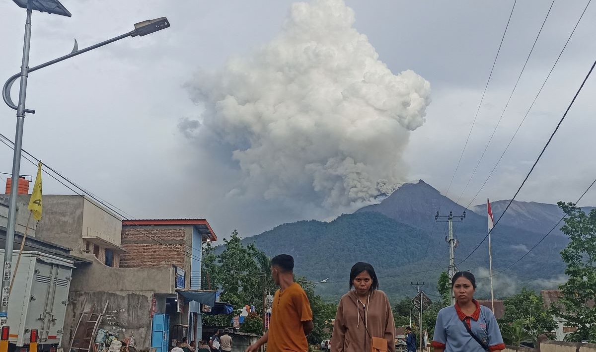 Gununug Lewotobi Laki-Laki.