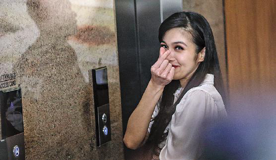 Artis Sandra Dewi menyapa wartawan setibanya di Gedung Kejaksaan Agung, Jakarta, kemarin.