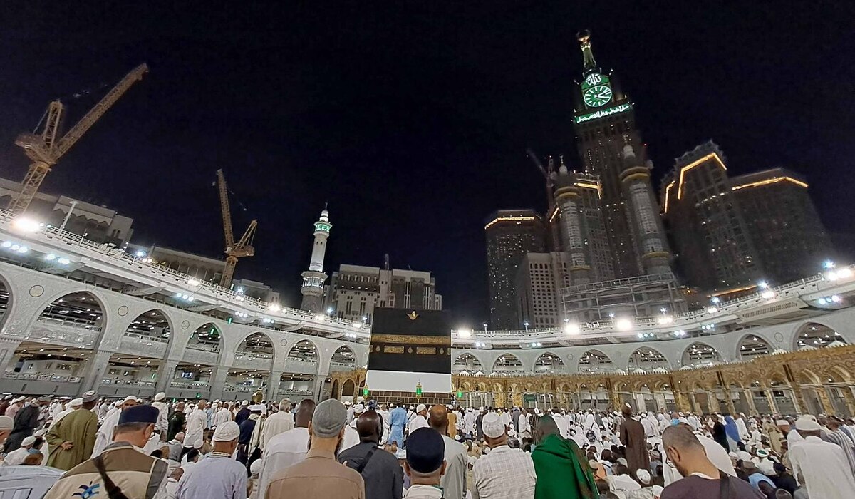 Umat Islam menghadap ka’bah jelang shalat Subuh di Masjidil Haram, Mekah, Arab Saudi.
