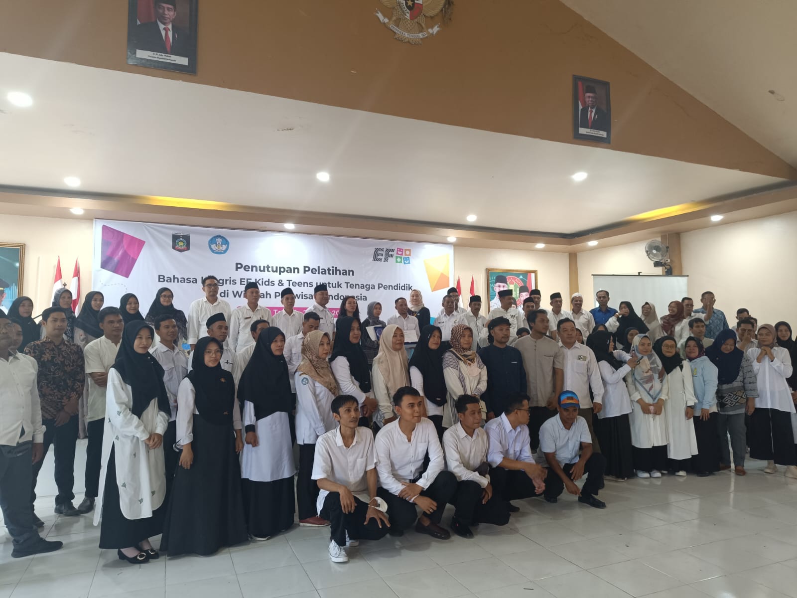 Penutupan program pelatihan pengajaran bahasa Inggris untuk guru SD dan SMP di enam daerah wisata. 