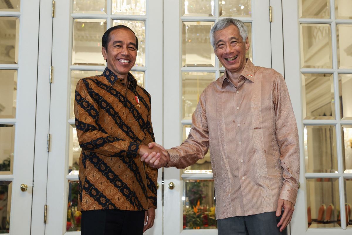Presiden Joko Widodo berjabat tangan dengan Perdana Menteri Singapura Lee Hsien Loong.