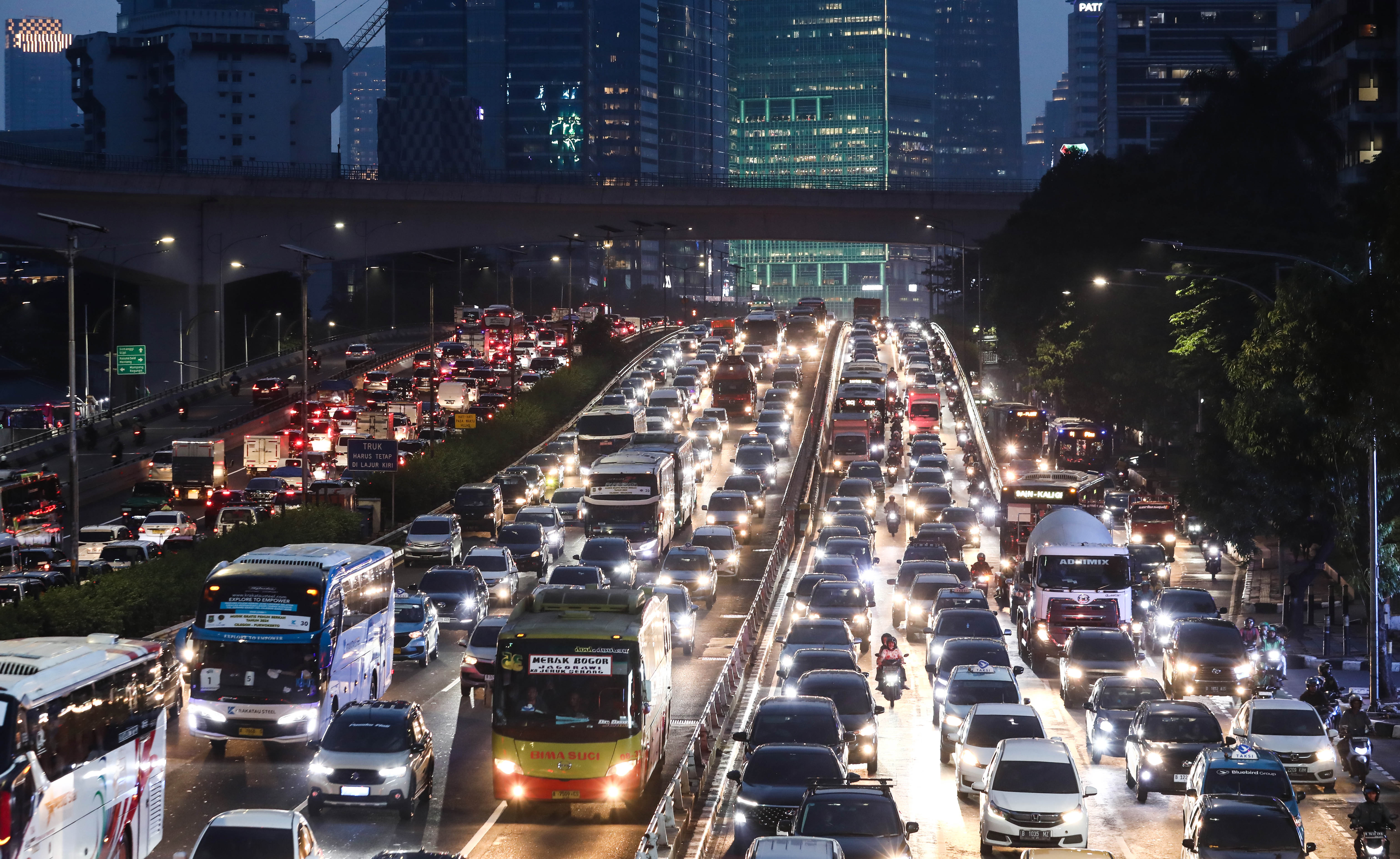 Kepadatan kendaraan pada hari terakhir kerja jelang libur Lebaran Idul Fitri 1445 H di Jalan Gatot Subroto, Jakarta