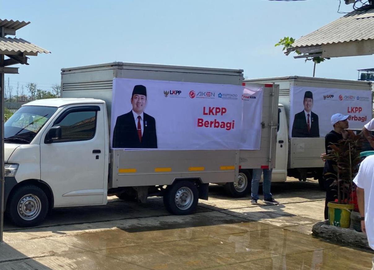 Truk bergambar Kepala LKPP Hendrar Prihadi