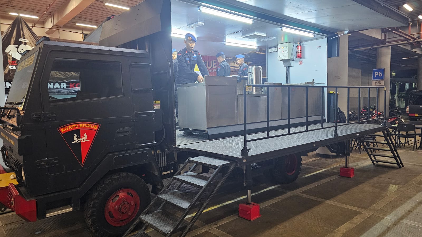 Kendaraan dapur lapangan (randurlap) milik Brimob Polda Banten disiagakan di Pelabuhan Merak. 