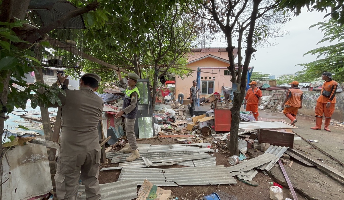 Penertiban di Taman Jati Pinggir, Petamburan, Jakarta Pusat.