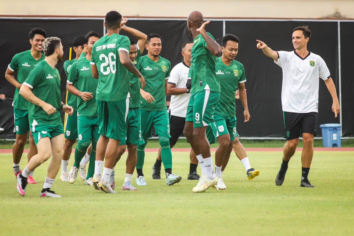 Pelatih Persebaya Surabaya Paul Munster bertekad untuk bangkit dan meraih kemenangan. 