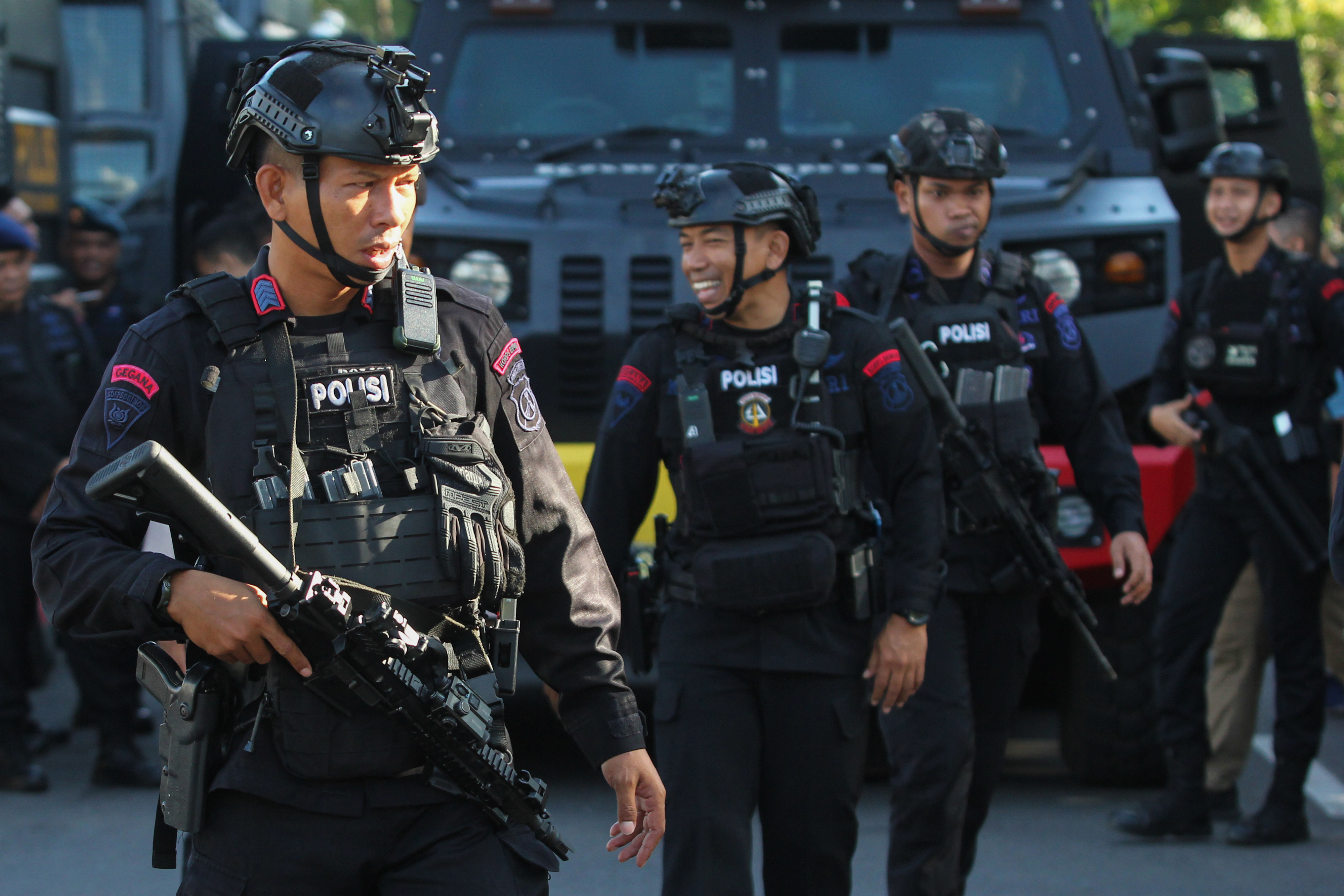 Personel Brimob bersiap mengikuti apel pasukan pengamanan Hari Buruh