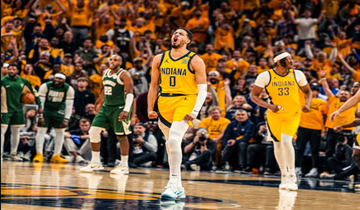 Bintang Indiana Pacers Tyrese Haliburton melakukan selebrasi usai mencetak poin di laga playoff NBA melawan Milwaukee Bucks.