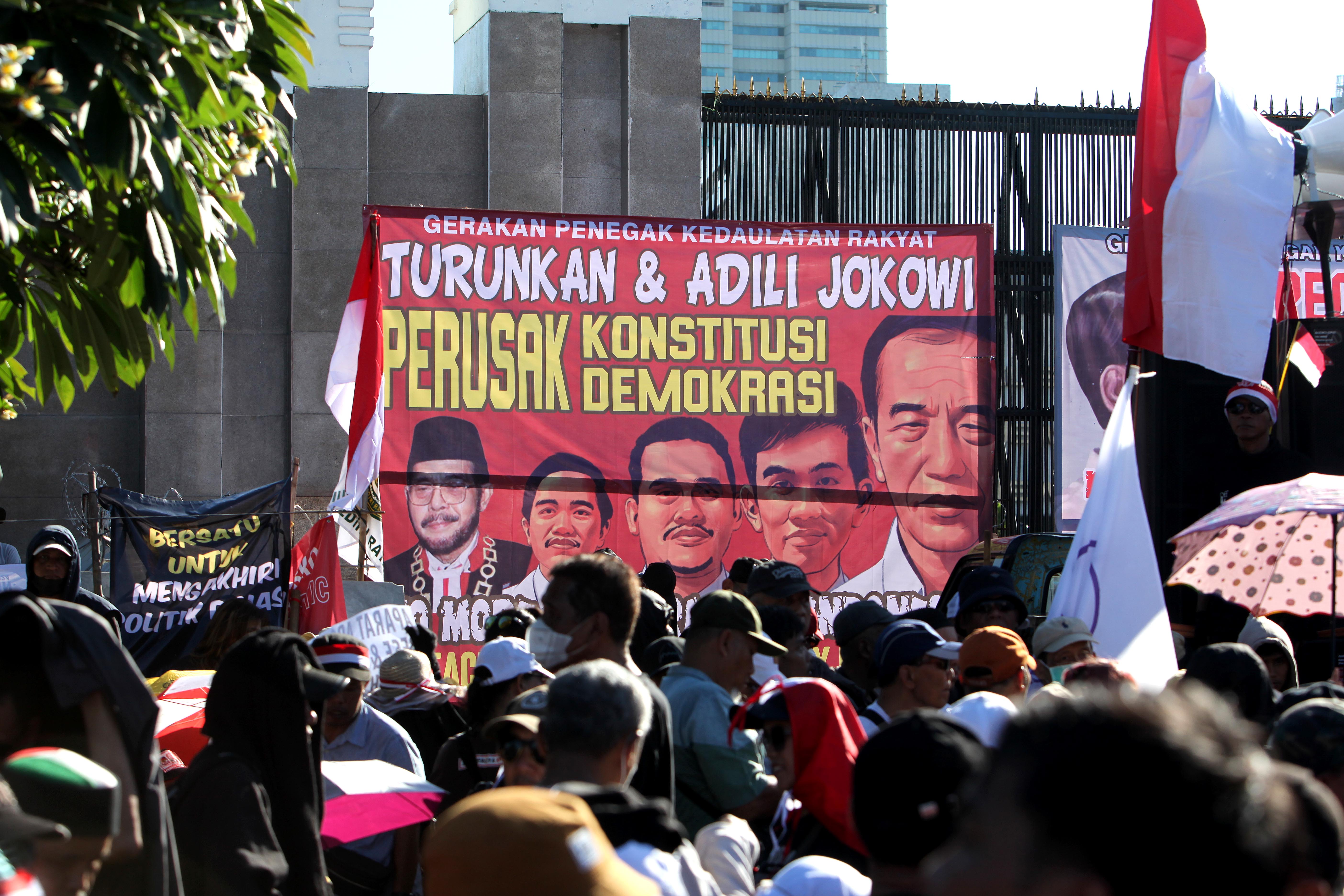 Massa dari berbagai elemen menggelar aksi unjuk rasa di depan Gedung Dewan Perwakilan Rakyat (DPR),