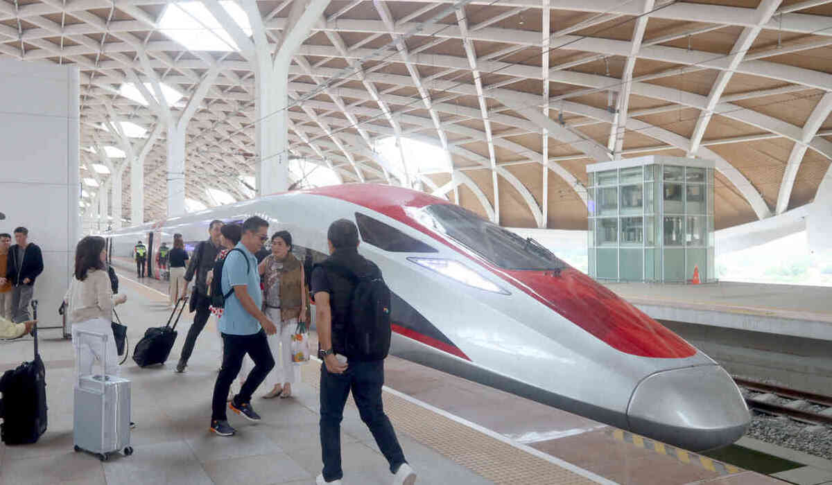 Kereta Cepat Jakarta Bandung  Whoosh, di Stasiun Halim, Jakarta.
