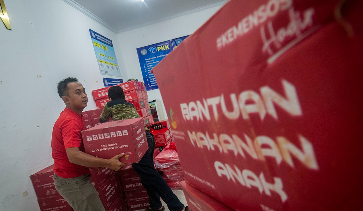 Petugas menyalurkan bantuan dari Kementerian Sosial untuk korban banjir di Bayah, Lebak, Banten, Senin (10/10/2022)