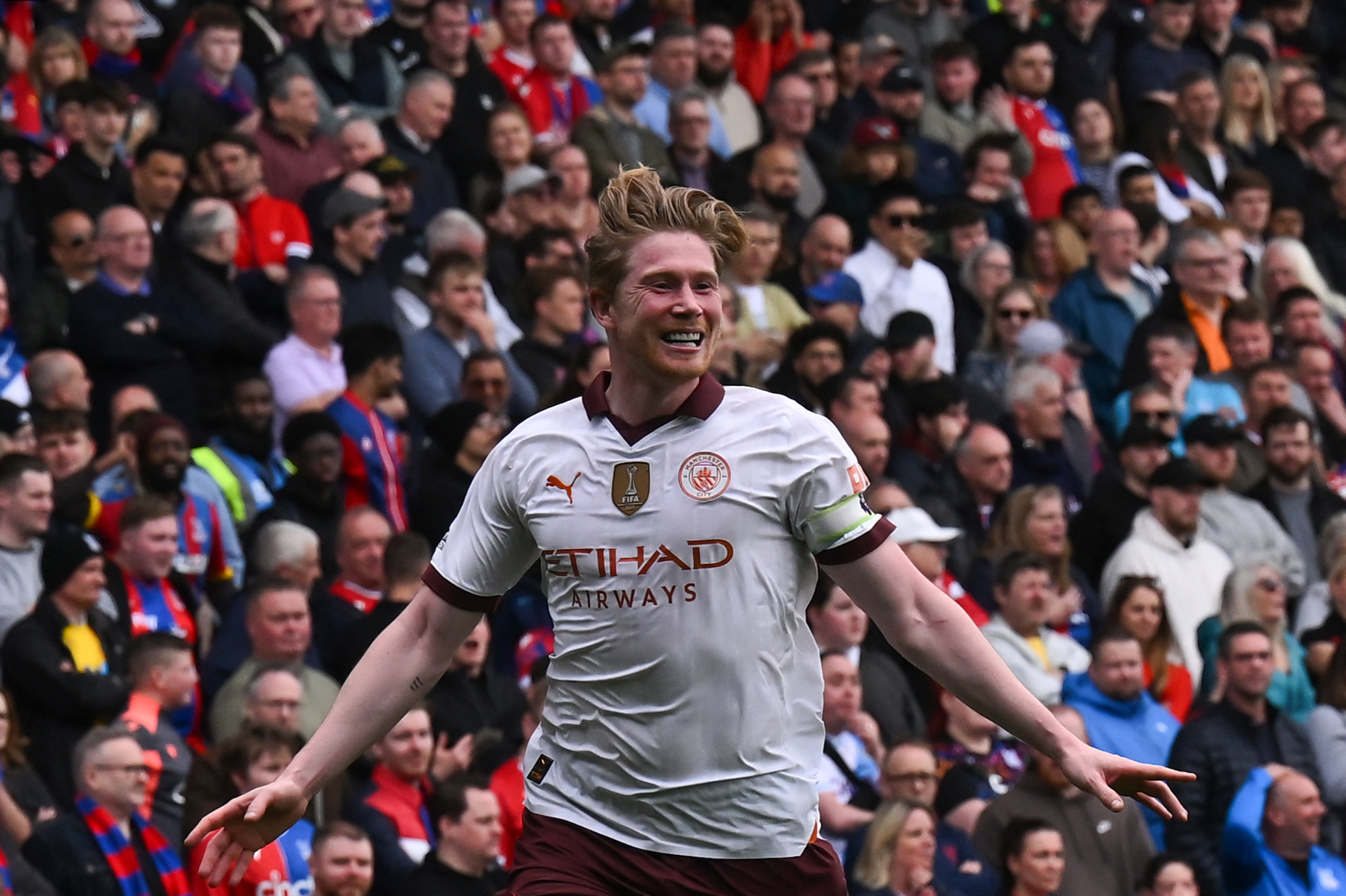 Gelandang serang Manchester City Kevin De Bruyne melakukan selebrasi usai mencetak gol ke gawang Crystal Palace