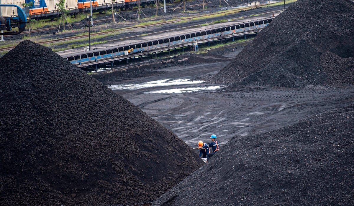 Pekerja memeriksa kualitas batu bara di area pengumpulan Dermaga Batu Bara Kertapati milik PT Bukit Asam Tbk di Palembang 