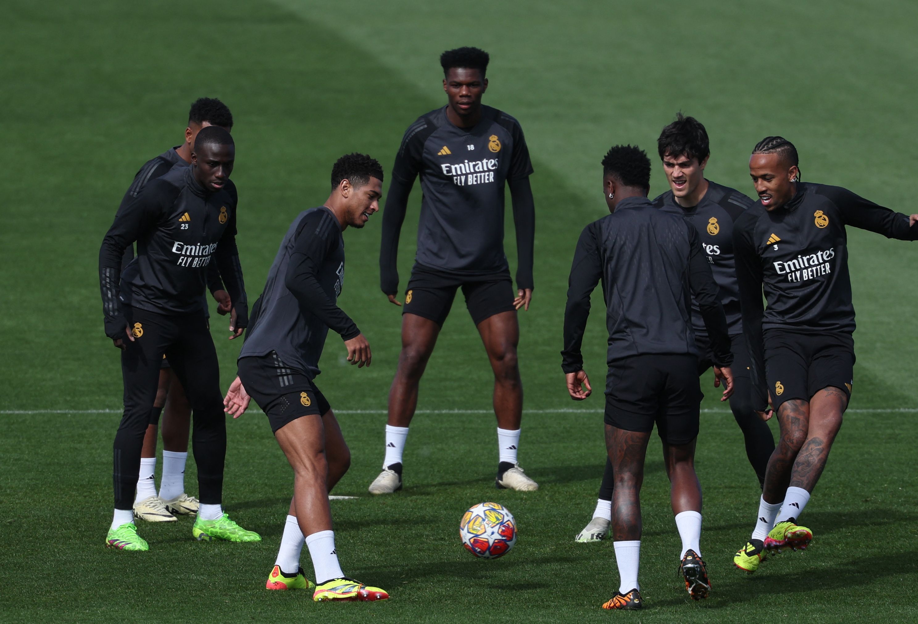 Gelandang Real Madrid Jude Bellingham (tiga dari kiri) berlatih bersama rekan satu timnya