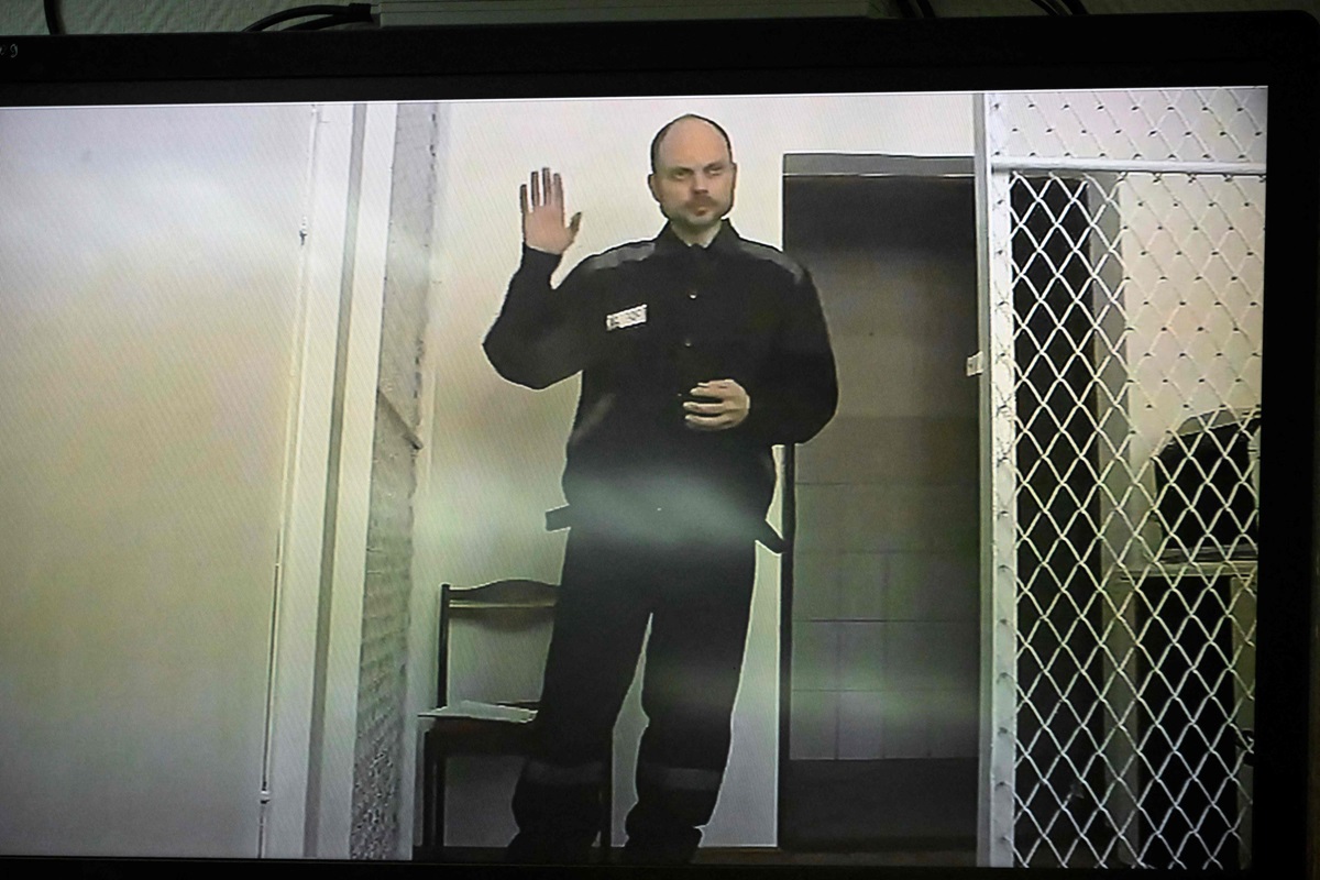 Menlu Inggris, David Cameron, menyalahkan pemerintah Rusia, Kremlin, atas perlakuan buruk terhadap kritikus terkemuka, Vladimir Kara-Murza, 