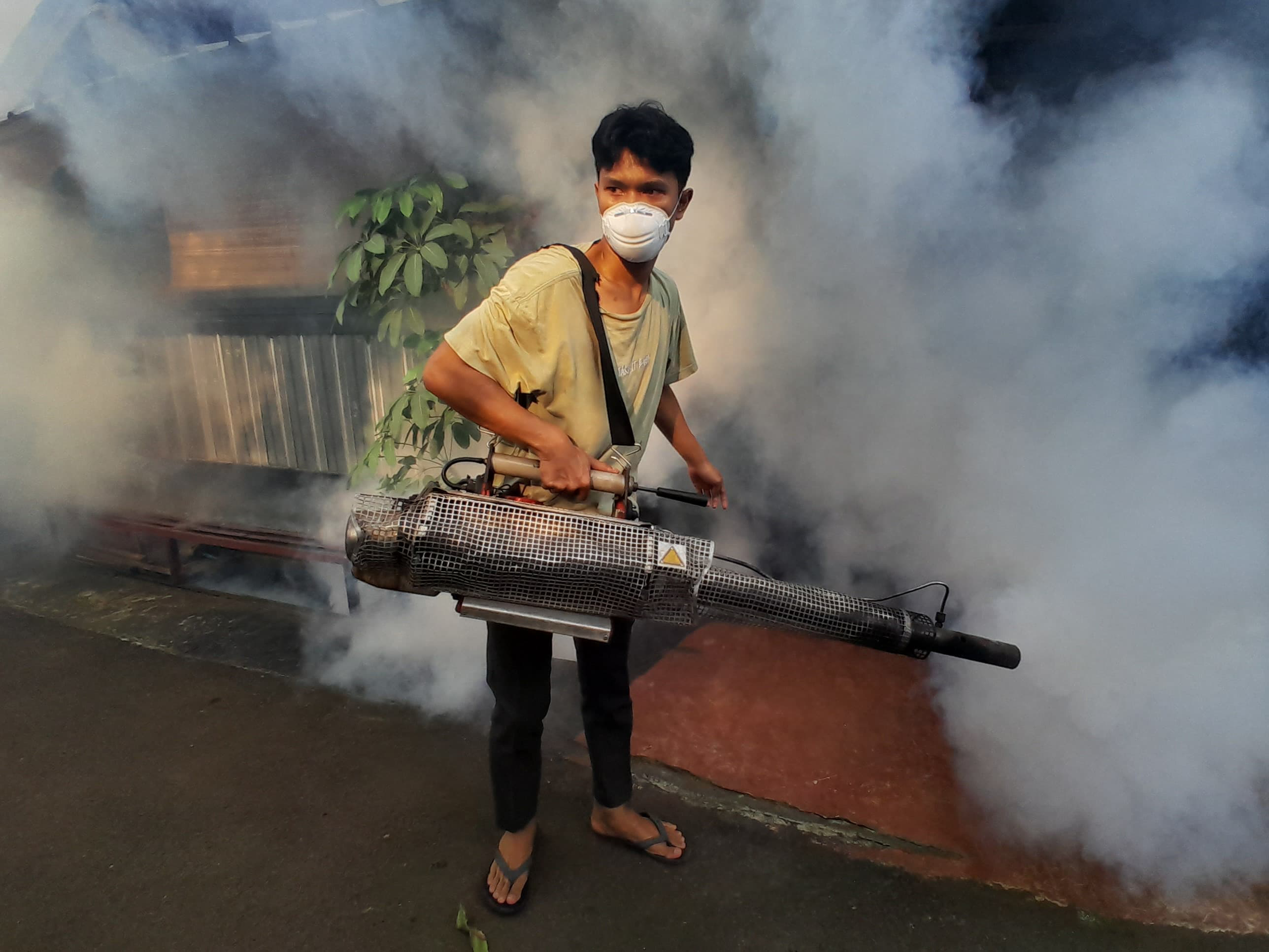 Petugas melakukan fogging untuk mencegah merebaknya nyamuk demam berdarah di Tangerang Selatan