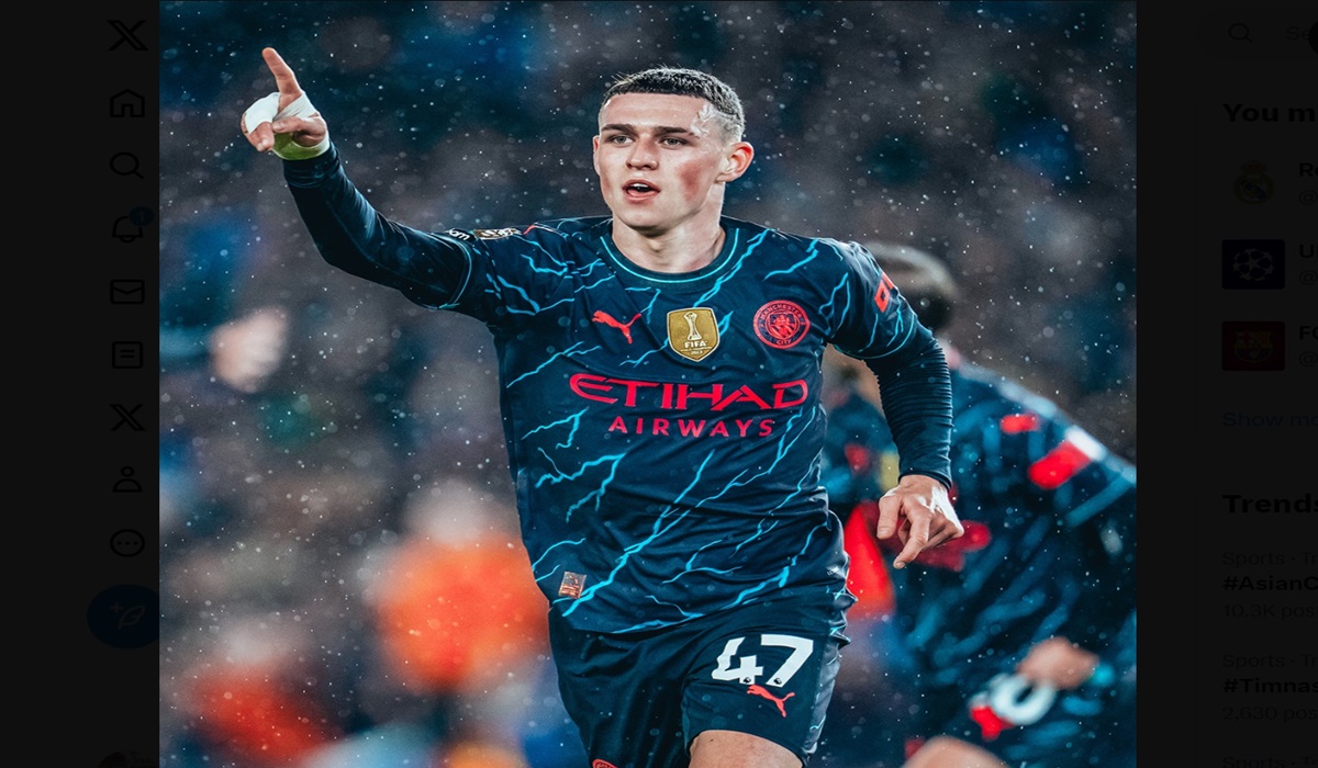 Pemain Manchester City Phil Foden melakukan selebrasi usai mencetak gol ke gawang Brighton and Hove Albion.