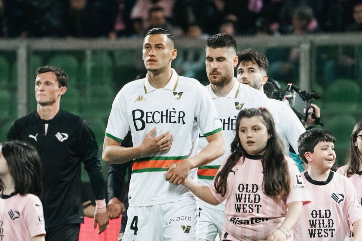 Para pemain Venezia memasuki lapangan.