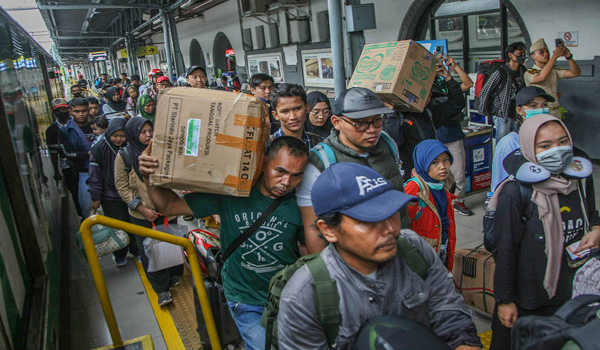 Para penumpang antre memasuki gerbong Motis Utara jurusan Pasar Senen-Semarang Tawang di Stasiun Pasar Senen, Jakarta, Jumat (5/4).