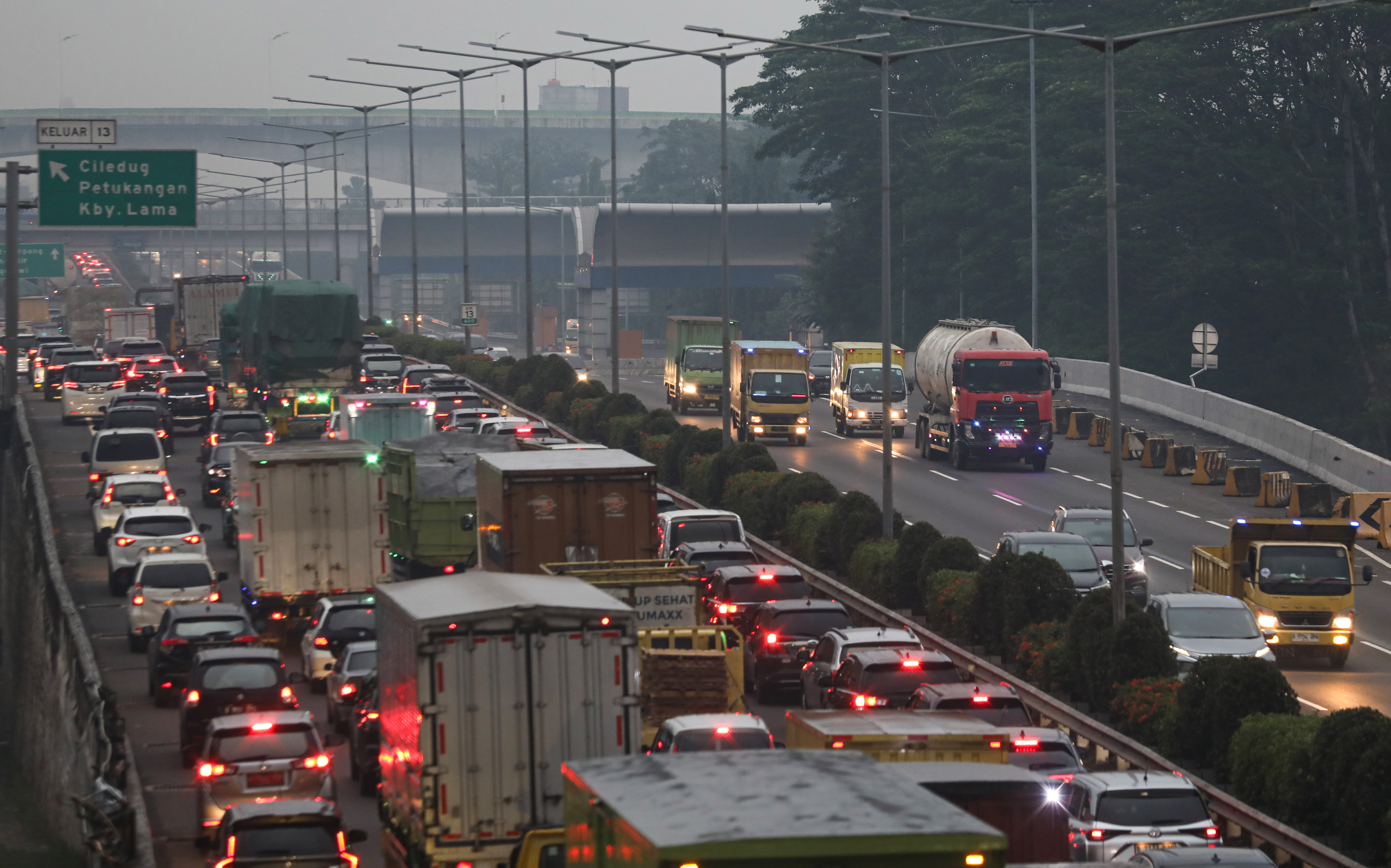 Kendaraan melintasi tol JORR 2