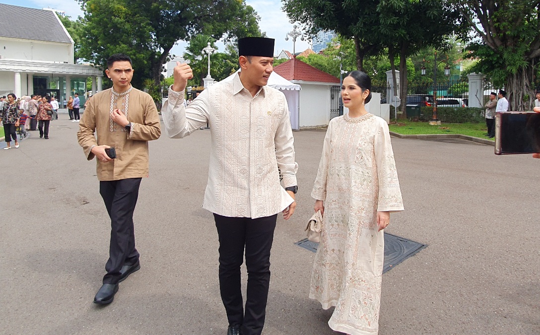 Menteri ATR/BPN Agus Harimurti Yudhoyono didampingi istri hadir ke Istana menemui Presiden Joko Widodo