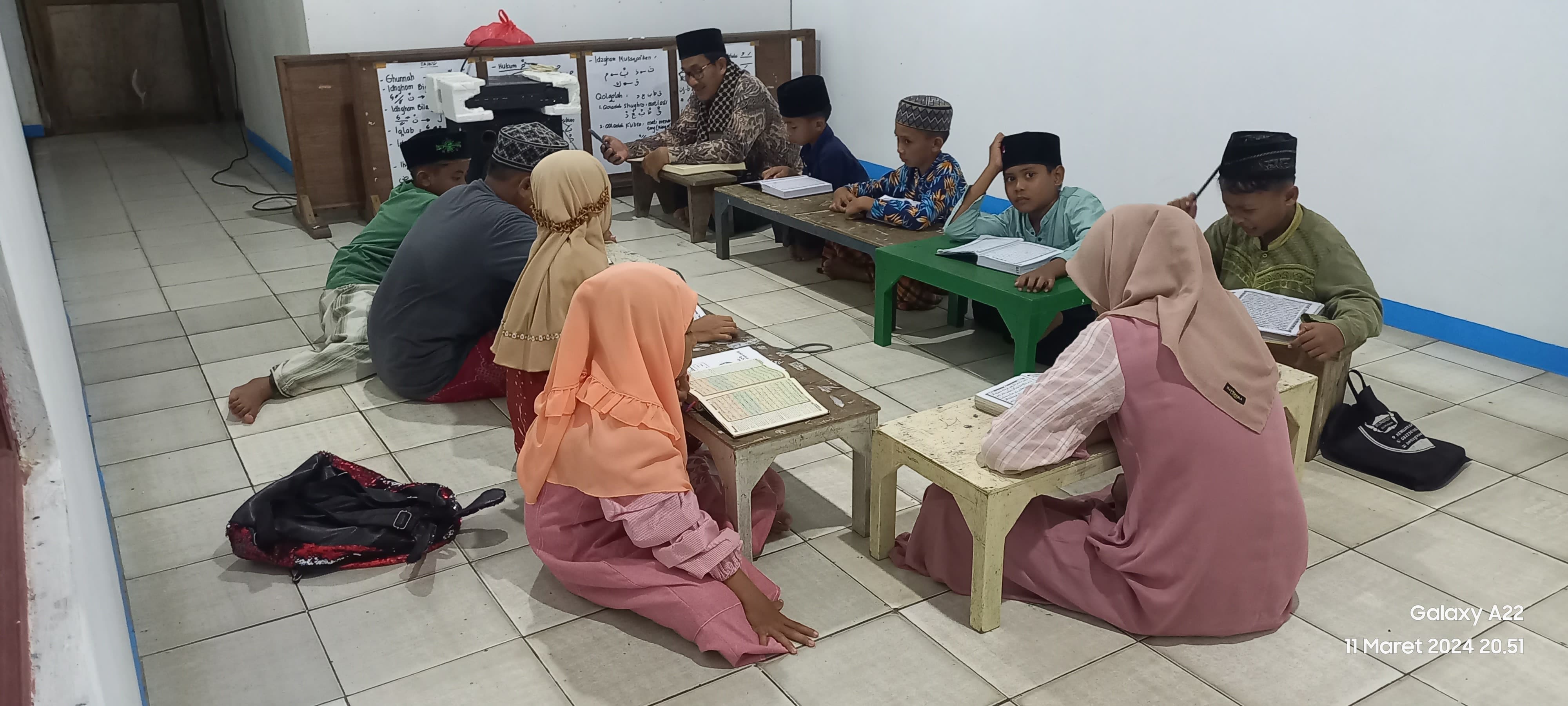 Anak-anak di Karimunjawa tengah belajar mengaji.