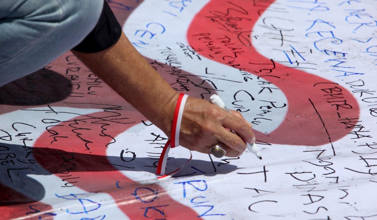 Massa membubuhkan pesan kritisi yang menolak hasil Pemilu 2024 serta mendesak hak angket terkait dugaan kecurangan pemilu. 