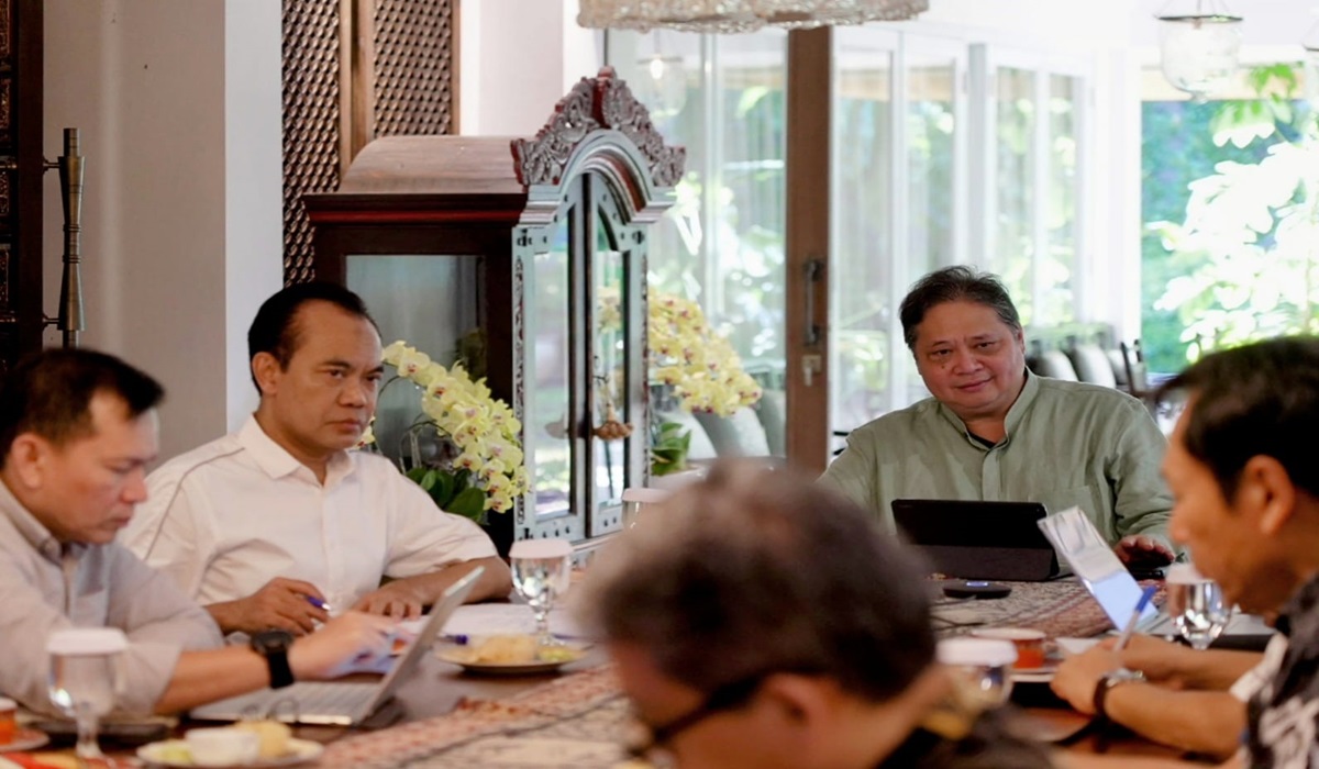 Menko Perekonomian Airlangga Hartarto memimpin rapat koordinasi membahas potensi eskalasi konflik di Timur Tengah.