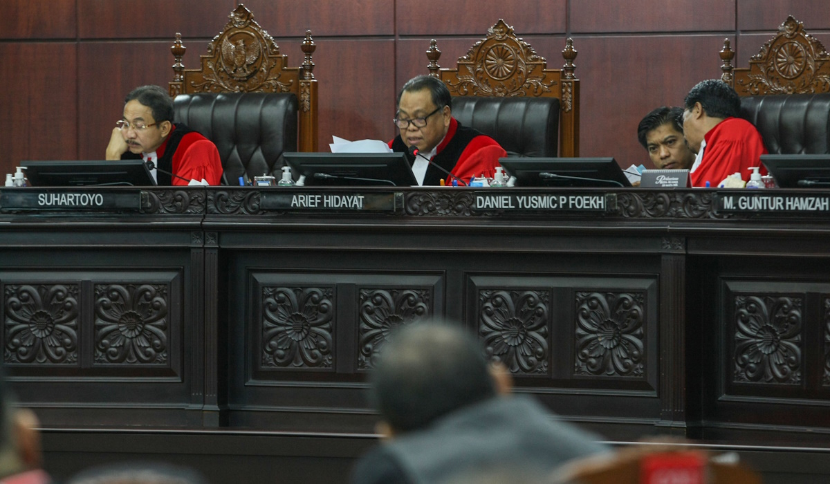 Hakim Konstitusi Arief Hidayat (tengah) membacakan dissenting opinion seusai pengucapan putusan PHPU Pilpres 2024 