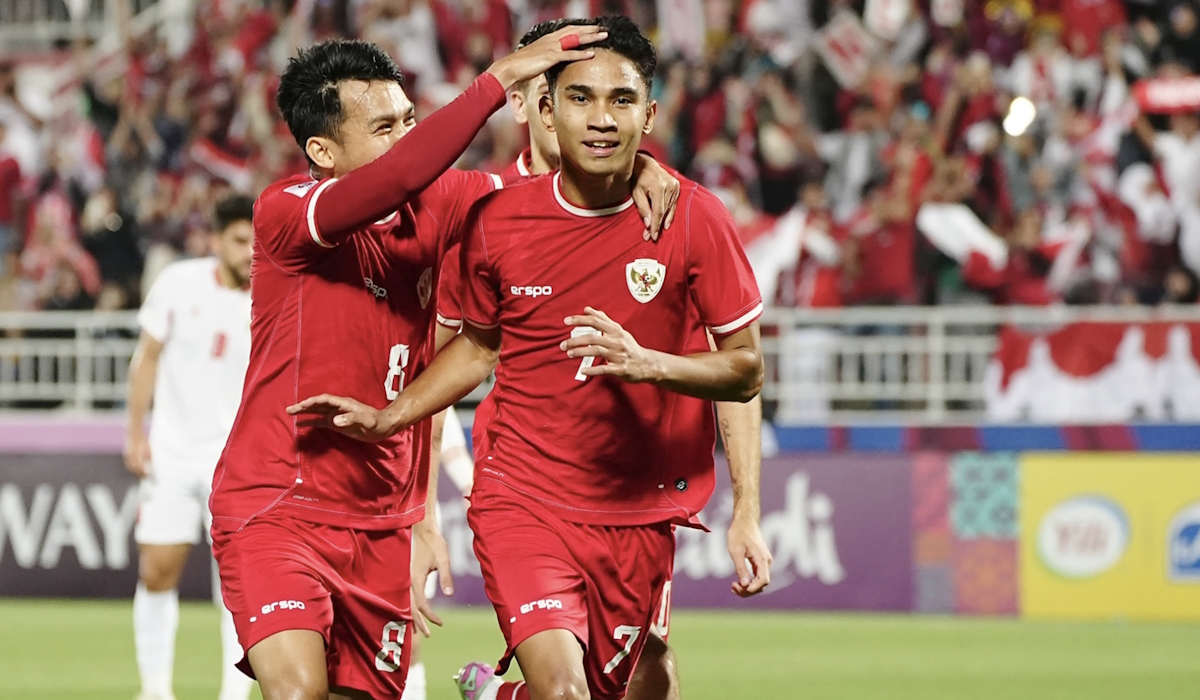 Pesepak bola Timnas Indonesia U-23 Marselino Ferdinan (kanan) berselebrasi usai mencetak gol ke gawang Timnas Yordania U-23