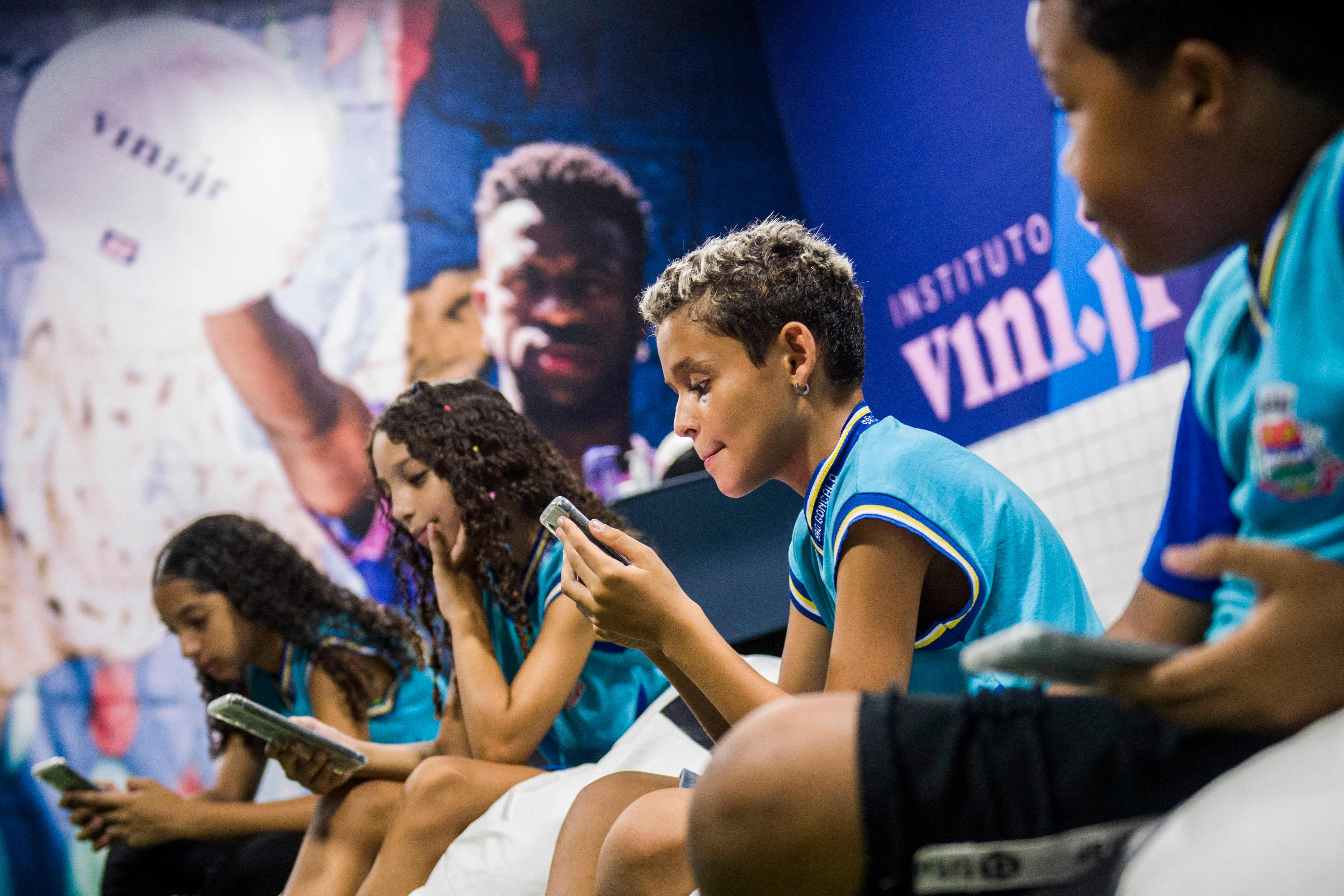 Ilustrasi: Sejumlah anak menggunakan ponsel