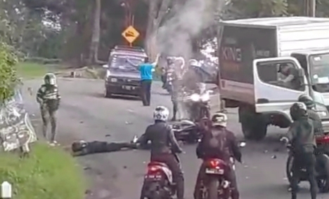 Seorang pengendara moge tewas setelah bertabrakan dengan truk di Ciater, Subang. 