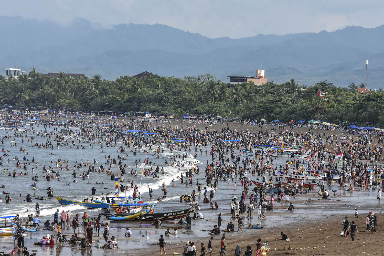 Wisatawan memadati pantai Pangandaran di Kabupaten Pangandaran, Jawa Barat. 